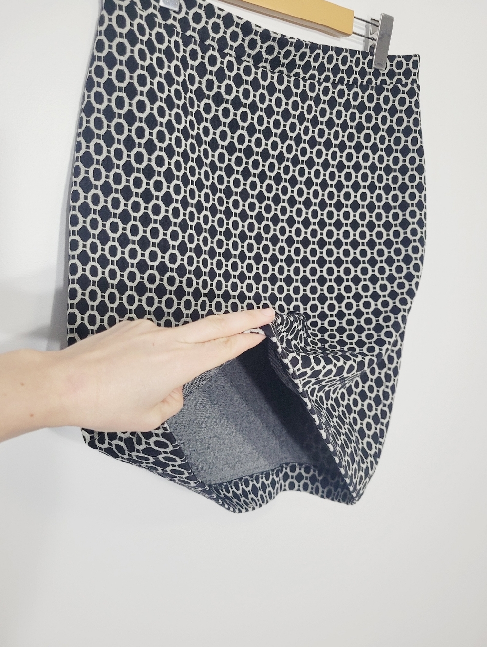 Black White Geometric Pattern Pull-On Business Casual Skirt Stretch Size Medium - Picture 2 of 8